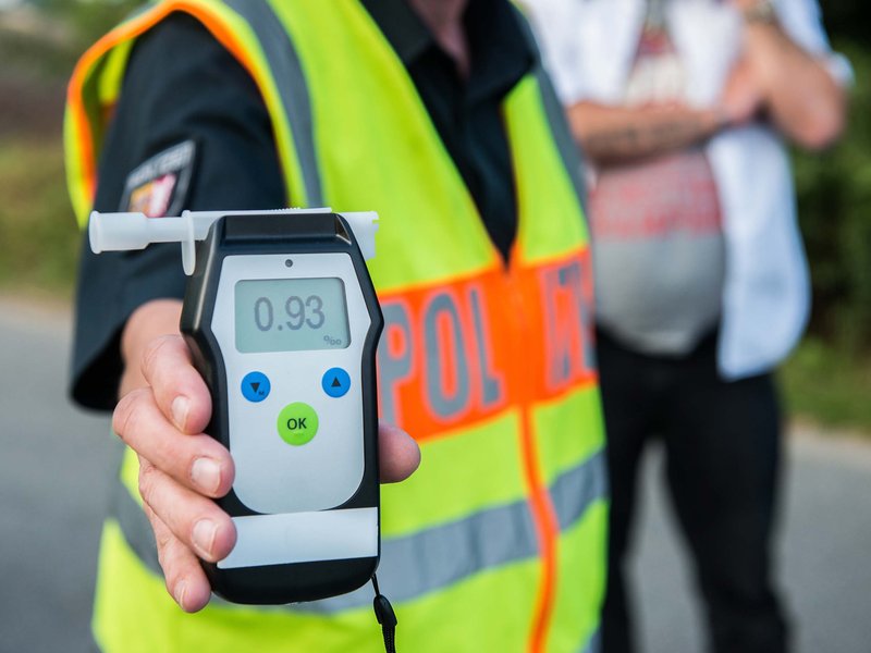 Das wird teuer: Bei einem Promillewert zwischen 0,5 und 1,09 wird u.a. ein Bußgeld zwischen 500 und 1.500 Euro fällig. (Bild: Promille_Debeka_Adobestock) Das wird teuer: Bei einem Promillewert zwischen 0,5 und 1,09 wird u.a. ein Bußgeld zwischen 500 und 1.500 Euro fällig. (Bild: Promille_Debeka_Adobestock)